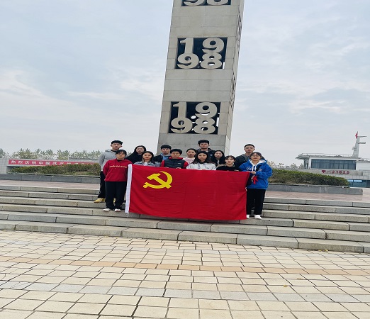 说明: C:\Users\Administrator\Desktop\0638太阳集团官网学生党支部到九江抗洪广场开展党史学习教育\0638太阳集团官网学生党支部到九江抗洪广场开展党史学习教育\be93345f0d0ef4ee1a46a085e33cc1b.jpg